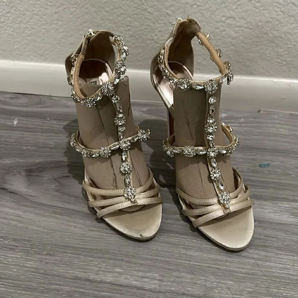 Badgley Mischka heels  have a Round Toe size 9 1/2 - Picture 2 of 7
